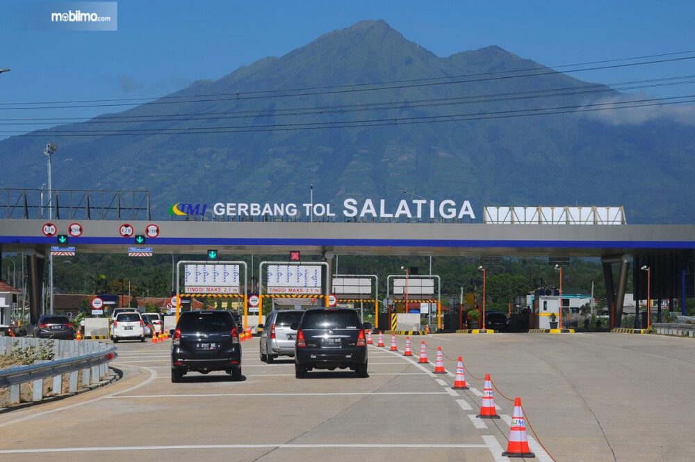 mengemudi di jalan tol